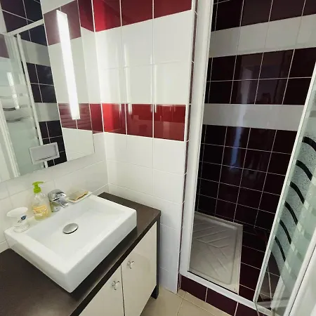 Apartment Centre Cap D'agde Avec Parking Prive - Fr-1-723-25 *